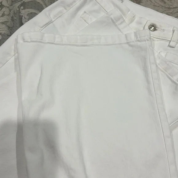 Stylish White Flared Jeans - Picture 6 of 6